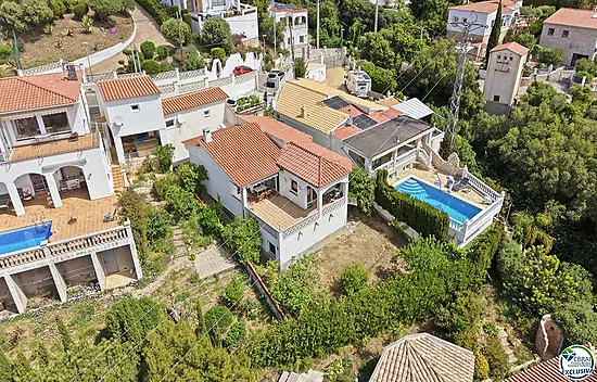 VILLA INDIVIDUELLE AVEC VUE MER, LICENCE TOURISTIQUE ET JARDIN FRUITIER