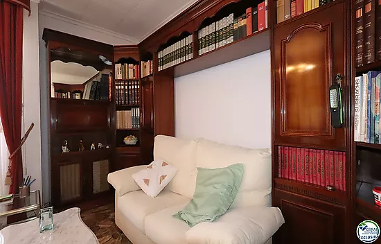Spacious and bright apartment with balcony in the Creu de la Mà area