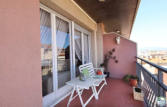 Spacious and bright apartment with balcony in the Creu de la Mà area
