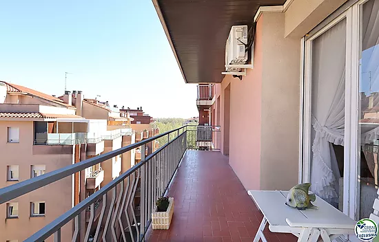 Spacious and bright apartment with balcony in the Creu de la Mà area