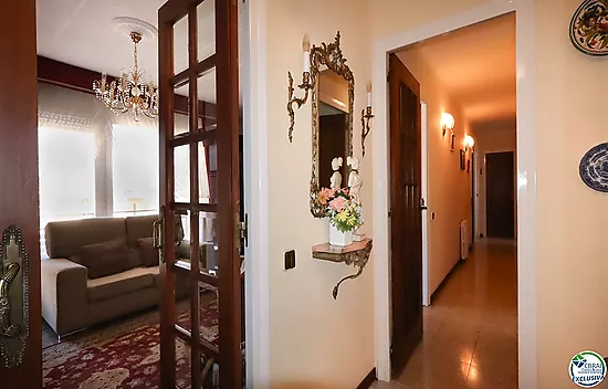 Spacious and bright apartment with balcony in the Creu de la Mà area