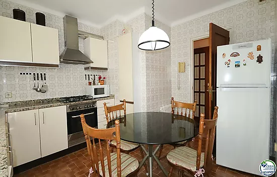 Spacious and bright apartment with balcony in the Creu de la Mà area