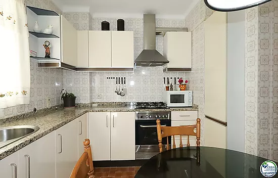 Spacious and bright apartment with balcony in the Creu de la Mà area