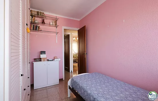 Spacious and bright apartment with balcony in the Creu de la Mà area
