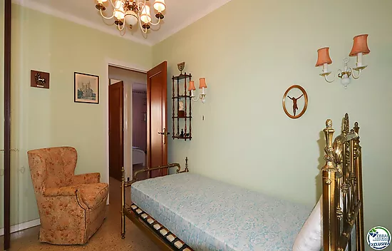 Spacious and bright apartment with balcony in the Creu de la Mà area