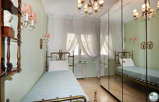 Spacious and bright apartment with balcony in the Creu de la Mà area