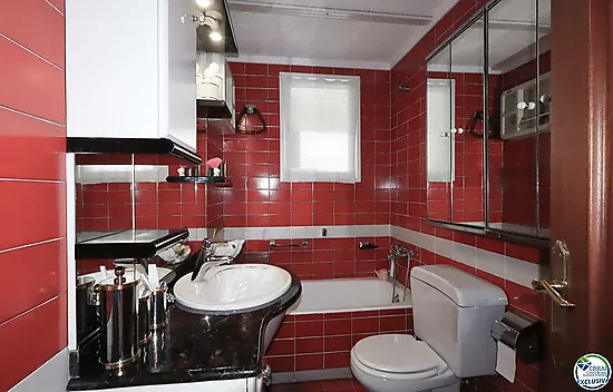 Spacious and bright apartment with balcony in the Creu de la Mà area