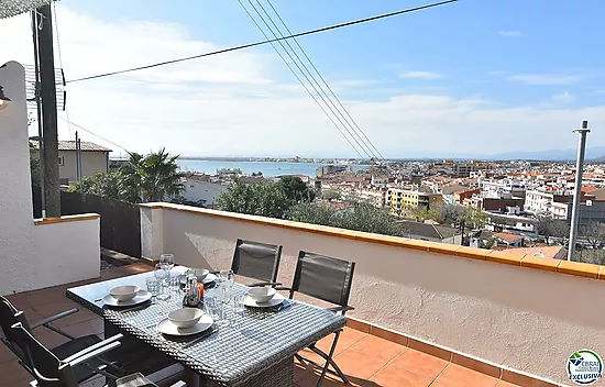 Apartment with tourist license and sea views.