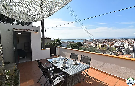Apartment with tourist license and sea views.