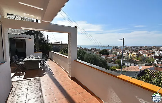 Apartment with tourist license and sea views.