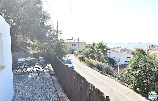 Apartment with tourist license and sea views.