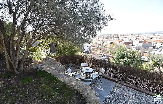 Apartment with tourist license and sea views.