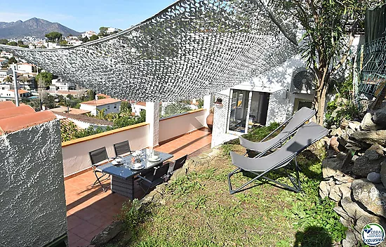 Apartment with tourist license and sea views.