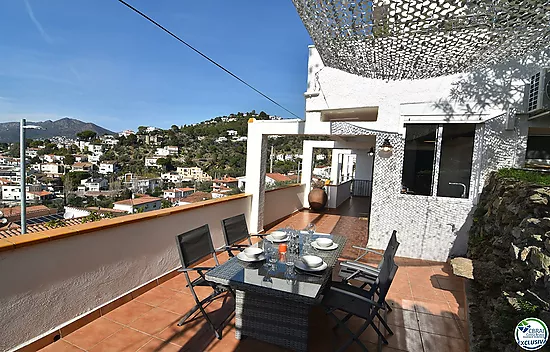 Apartment with tourist license and sea views.
