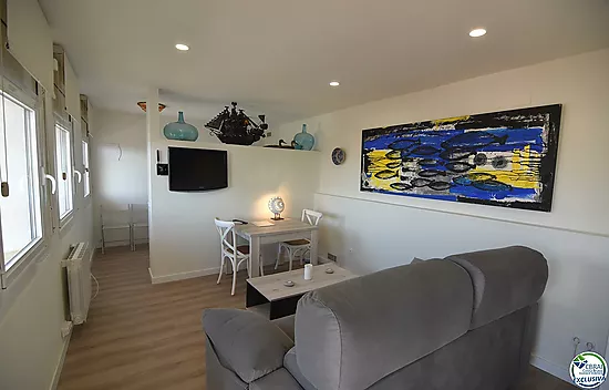 Apartment with tourist license and sea views.