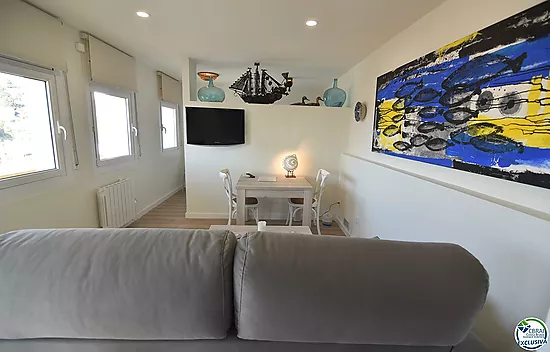 Apartment with tourist license and sea views.