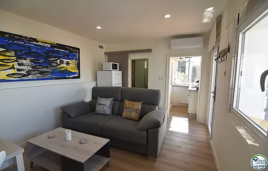 Apartment with tourist license and sea views.