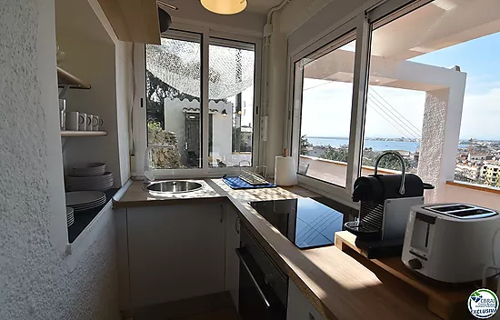 Apartment with tourist license and sea views.