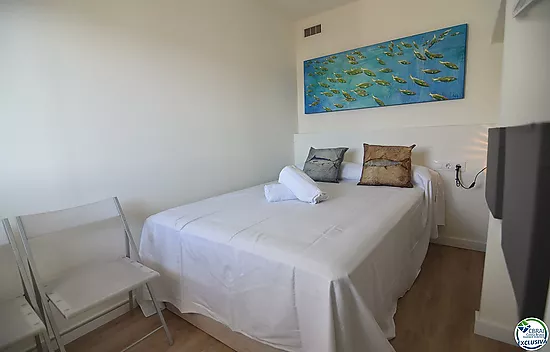 Apartment with tourist license and sea views.