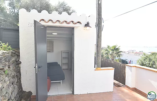 Apartment with tourist license and sea views.