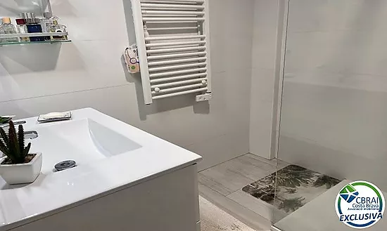 PORT GREC Appartement exclusif rénové avec vue panoramique sur la mer et le canal