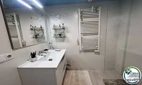 PORT GREC Appartement exclusif rénové avec vue panoramique sur la mer et le canal