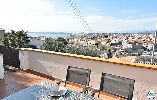 Cabin studio with tourist license and sea views.