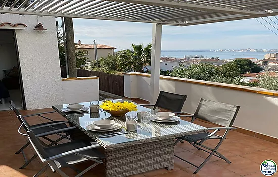 Cabin studio with tourist license and sea views.