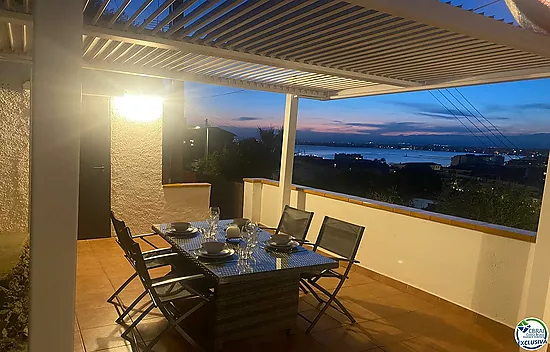 Cabin studio with tourist license and sea views.