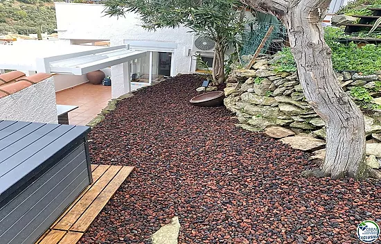 Cabin studio with tourist license and sea views.