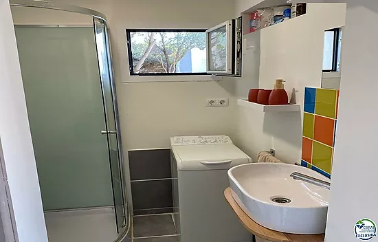 Cabin studio with tourist license and sea views.