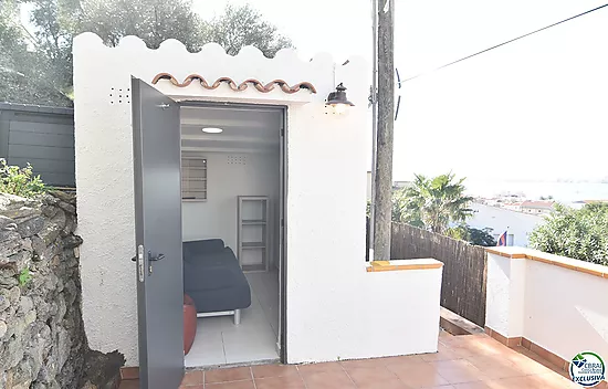 Cabin studio with tourist license and sea views.