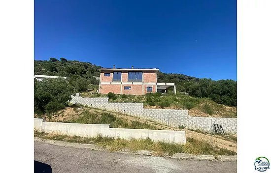 Gran casa moderna en construcción en Els Olivars. Una oportunidad única para personalizar su viviend