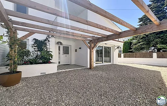 Renovated house with 5 bedrooms and tourist license in Empuriabrava, Peni area.