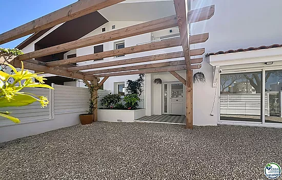 Renovated house with 5 bedrooms and tourist license in Empuriabrava, Peni area.