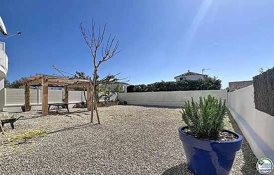 Renovated house with 5 bedrooms and tourist license in Empuriabrava, Peni area.