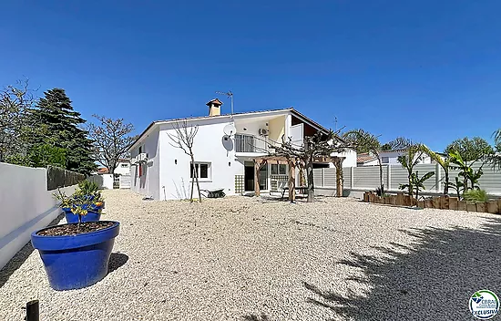 Renovated house with 5 bedrooms and tourist license in Empuriabrava, Peni area.