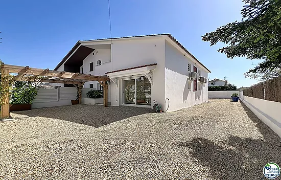 Renovated house with 5 bedrooms and tourist license in Empuriabrava, Peni area.