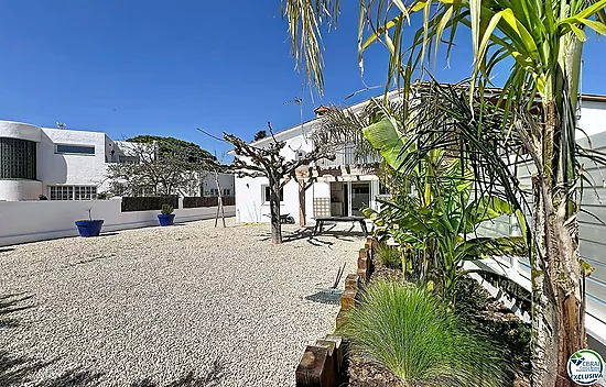 Renovated house with 5 bedrooms and tourist license in Empuriabrava, Peni area.