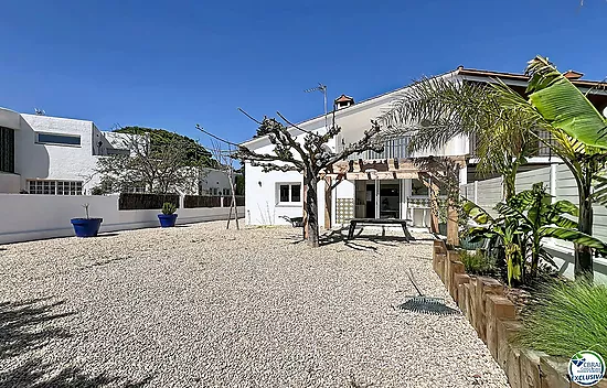 Renovated house with 5 bedrooms and tourist license in Empuriabrava, Peni area.