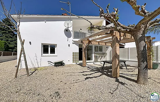 Renovated house with 5 bedrooms and tourist license in Empuriabrava, Peni area.