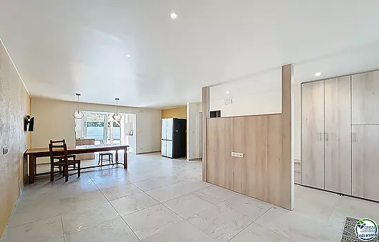 Renovated house with 5 bedrooms and tourist license in Empuriabrava, Peni area.
