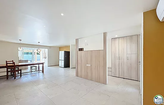 Renovated house with 5 bedrooms and tourist license in Empuriabrava, Peni area.