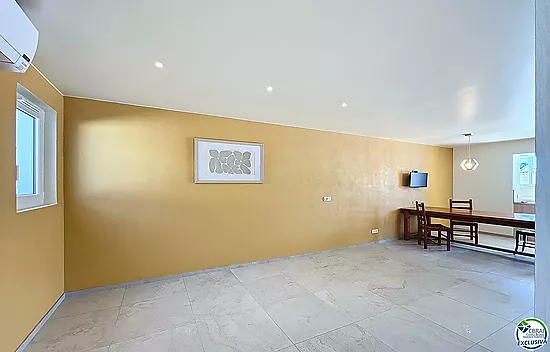Renovated house with 5 bedrooms and tourist license in Empuriabrava, Peni area.