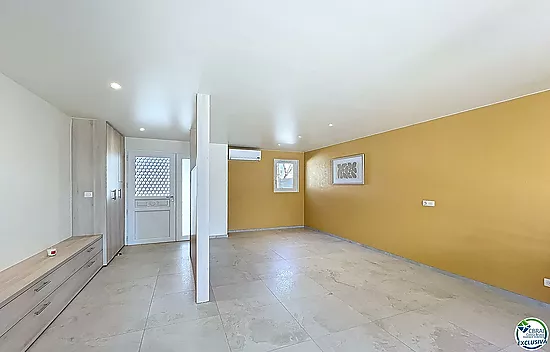 Renovated house with 5 bedrooms and tourist license in Empuriabrava, Peni area.