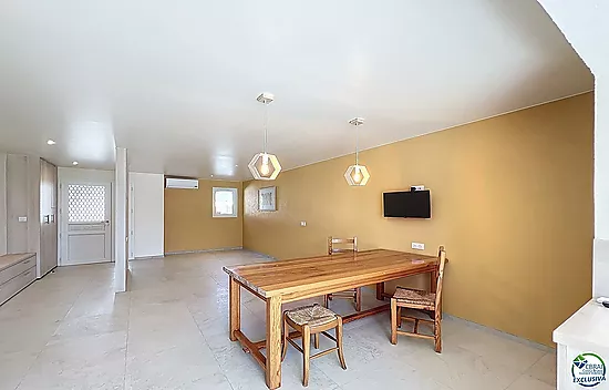 Renovated house with 5 bedrooms and tourist license in Empuriabrava, Peni area.