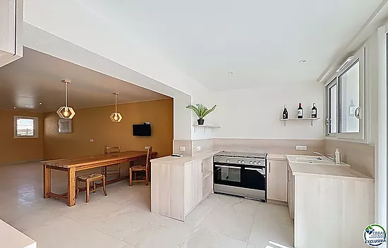 Renovated house with 5 bedrooms and tourist license in Empuriabrava, Peni area.