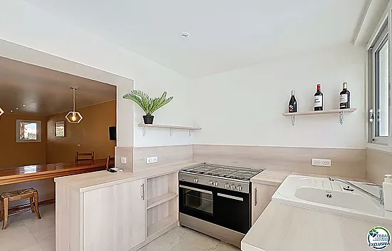 Renovated house with 5 bedrooms and tourist license in Empuriabrava, Peni area.