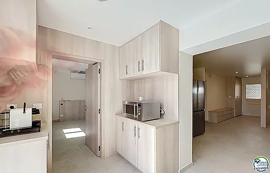 Renovated house with 5 bedrooms and tourist license in Empuriabrava, Peni area.