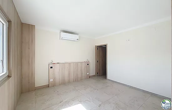 Renovated house with 5 bedrooms and tourist license in Empuriabrava, Peni area.